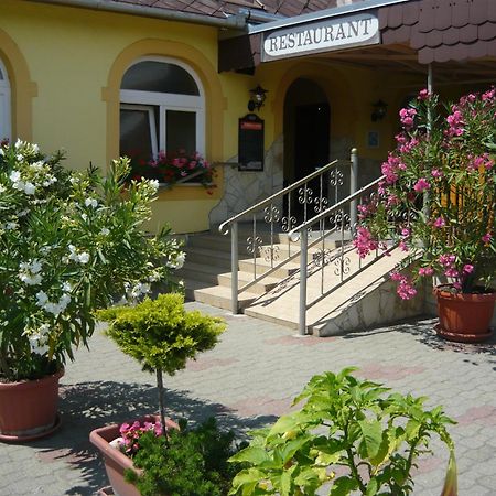 Patyi Etterem Es Hotel Bogote Bagian luar foto