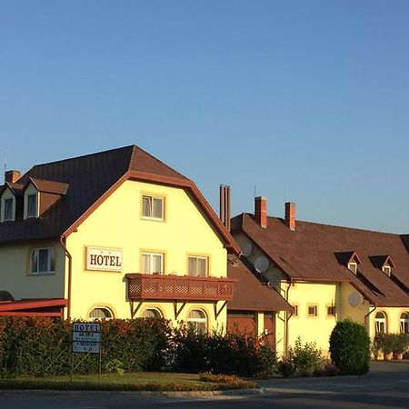 Patyi Etterem Es Hotel Bogote Bagian luar foto
