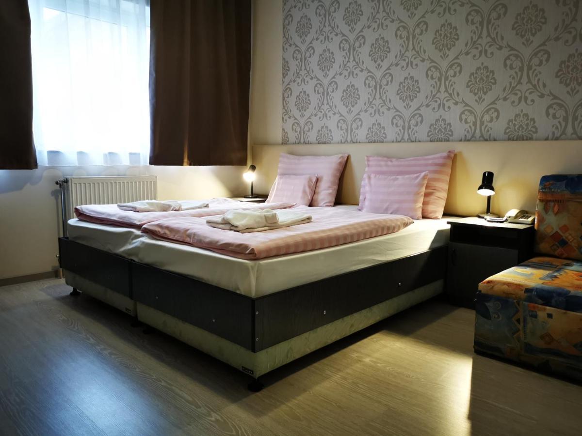 Patyi Etterem Es Hotel Bogote Bagian luar foto