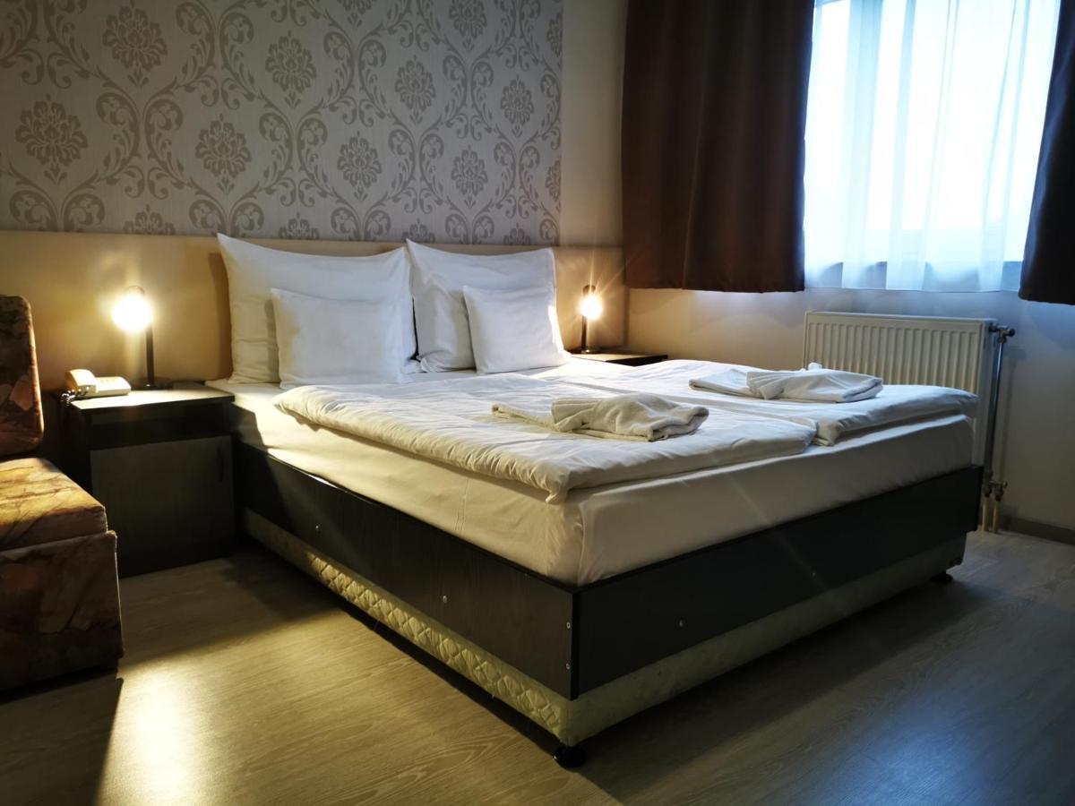 Patyi Etterem Es Hotel Bogote Bagian luar foto