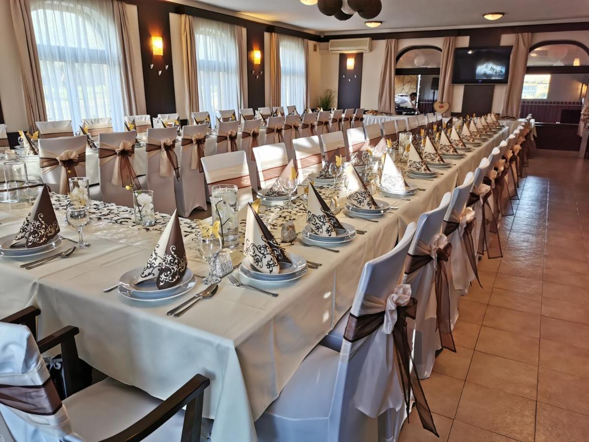 Patyi Etterem Es Hotel Bogote Bagian luar foto