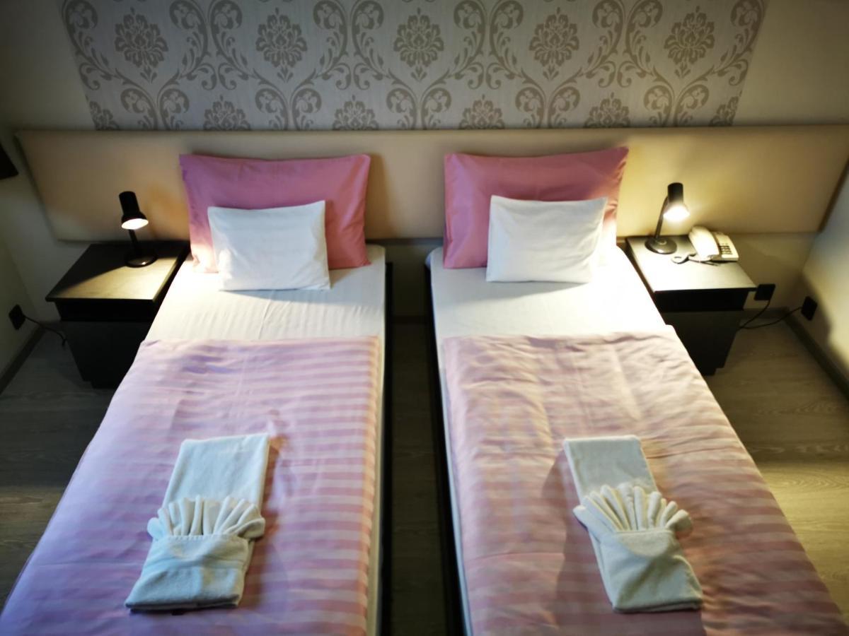 Patyi Etterem Es Hotel Bogote Bagian luar foto
