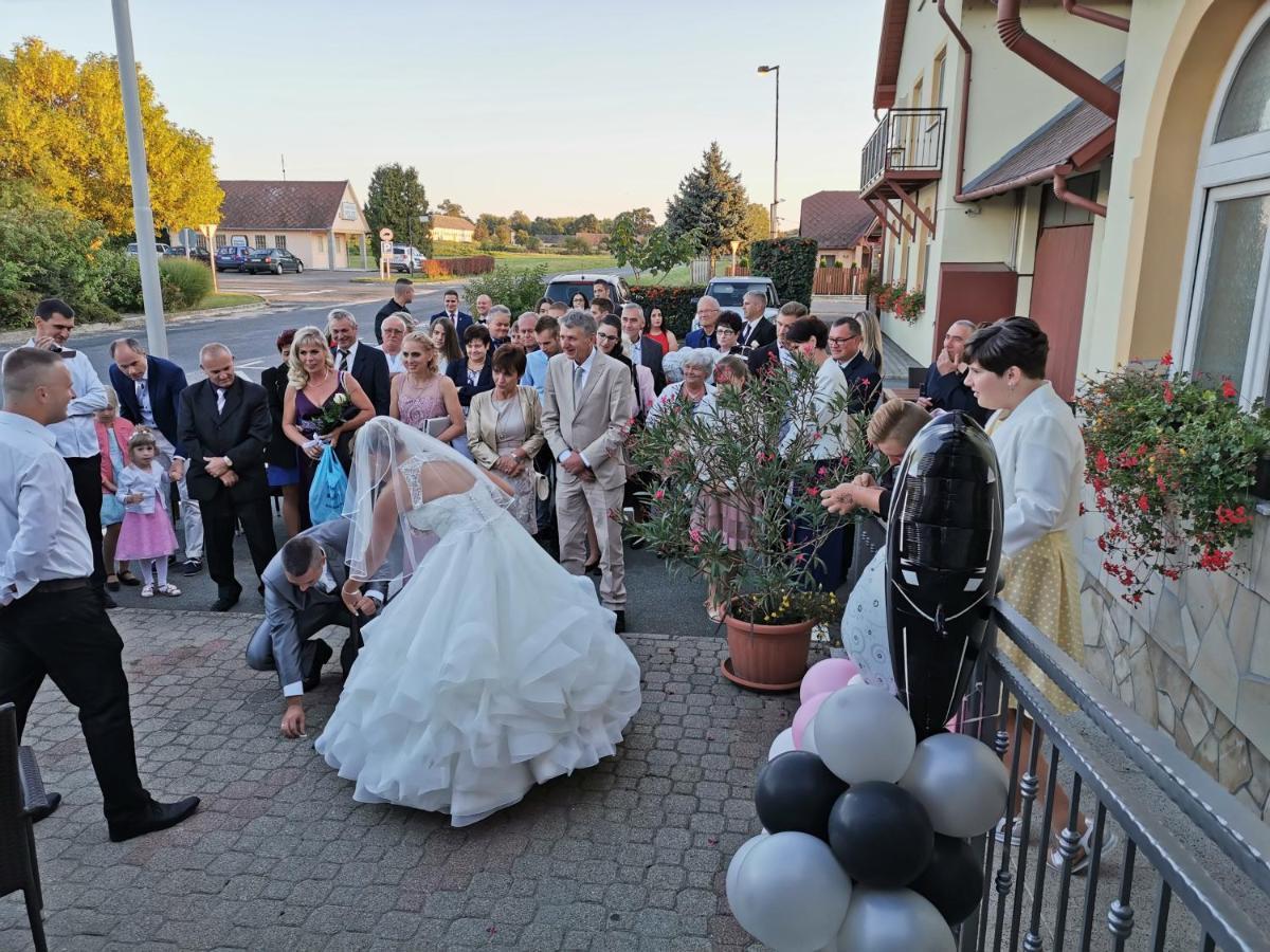 Patyi Etterem Es Hotel Bogote Bagian luar foto