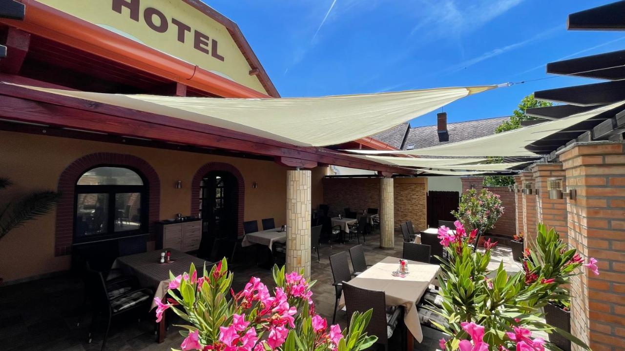 Patyi Etterem Es Hotel Bogote Bagian luar foto