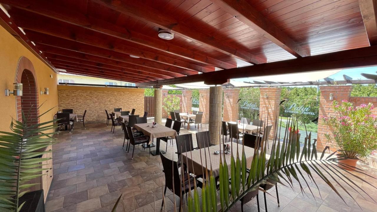 Patyi Etterem Es Hotel Bogote Bagian luar foto
