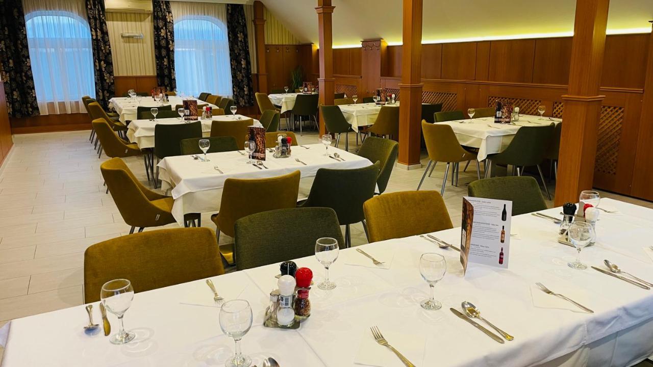 Patyi Etterem Es Hotel Bogote Bagian luar foto