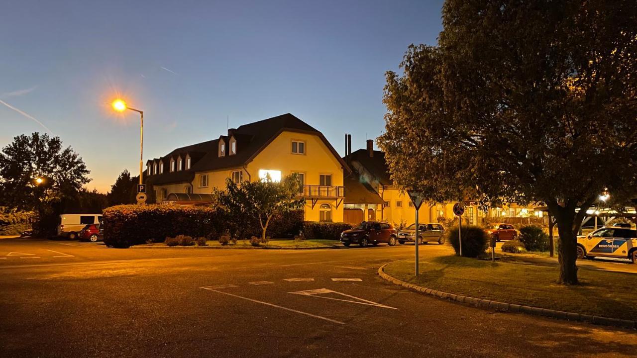 Patyi Etterem Es Hotel Bogote Bagian luar foto