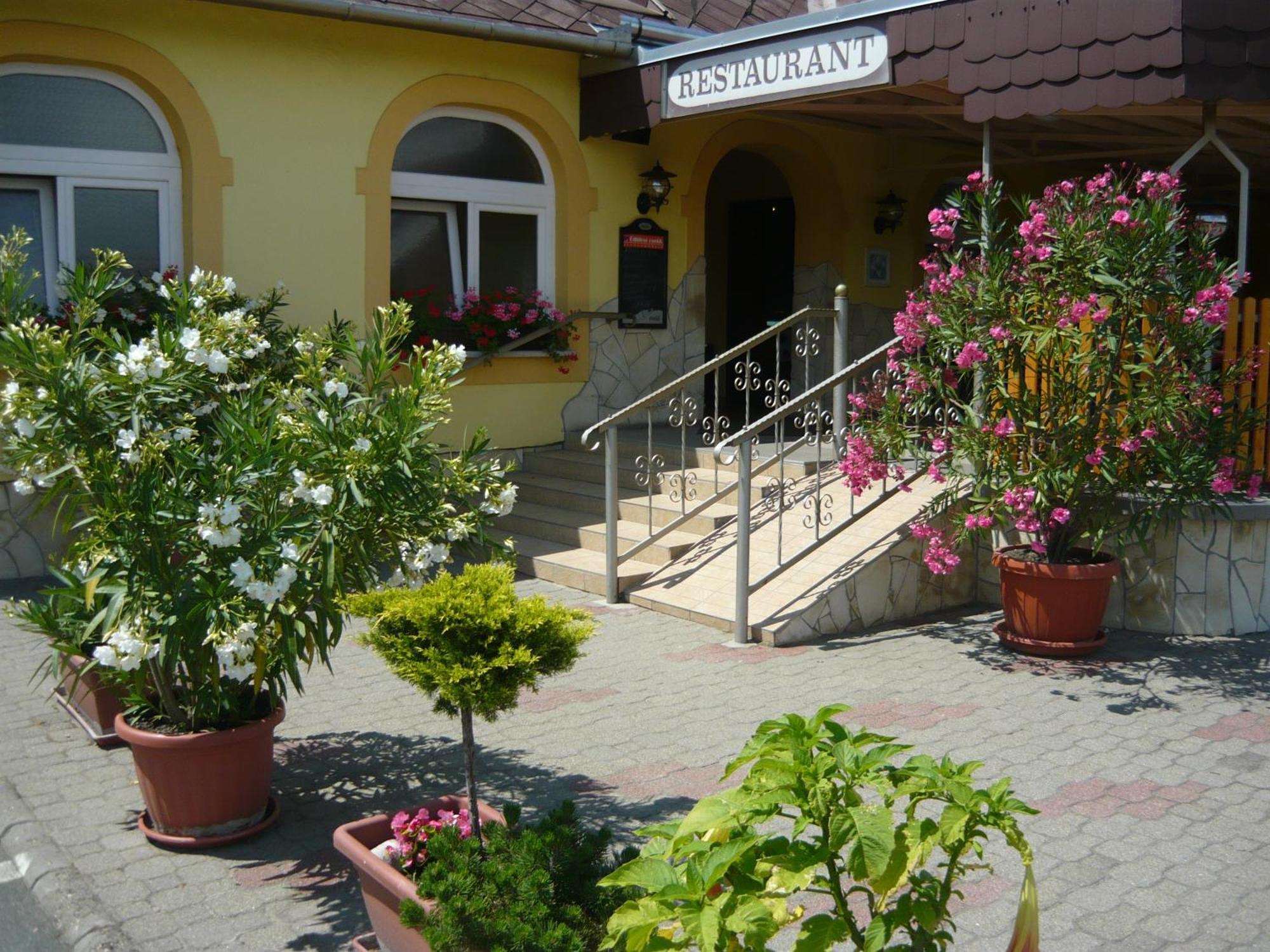 Patyi Etterem Es Hotel Bogote Bagian luar foto