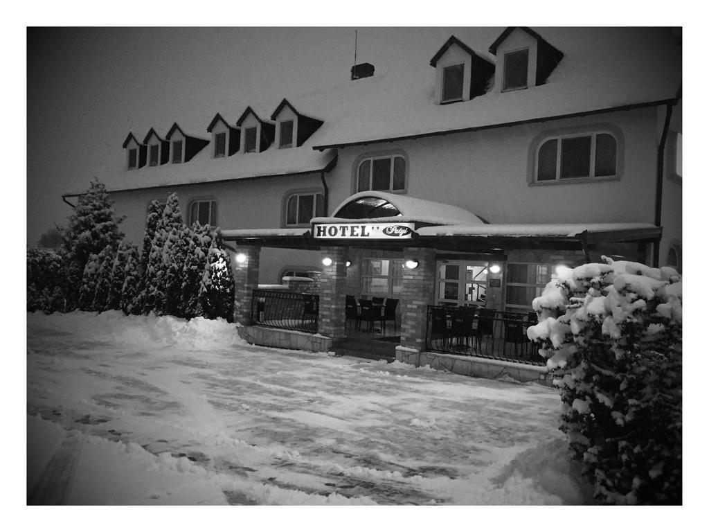 Patyi Etterem Es Hotel Bogote Bagian luar foto