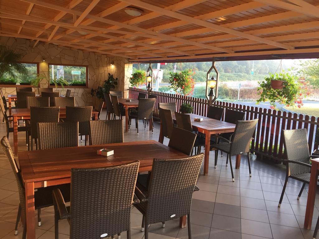 Patyi Etterem Es Hotel Bogote Bagian luar foto