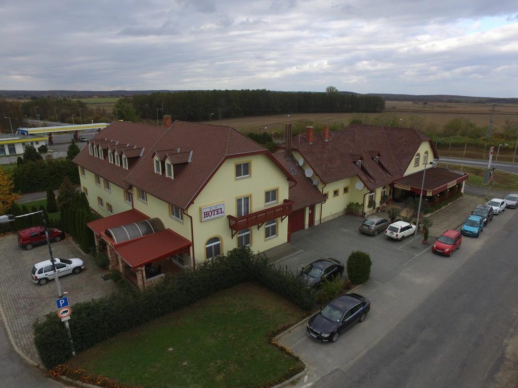 Patyi Etterem Es Hotel Bogote Bagian luar foto