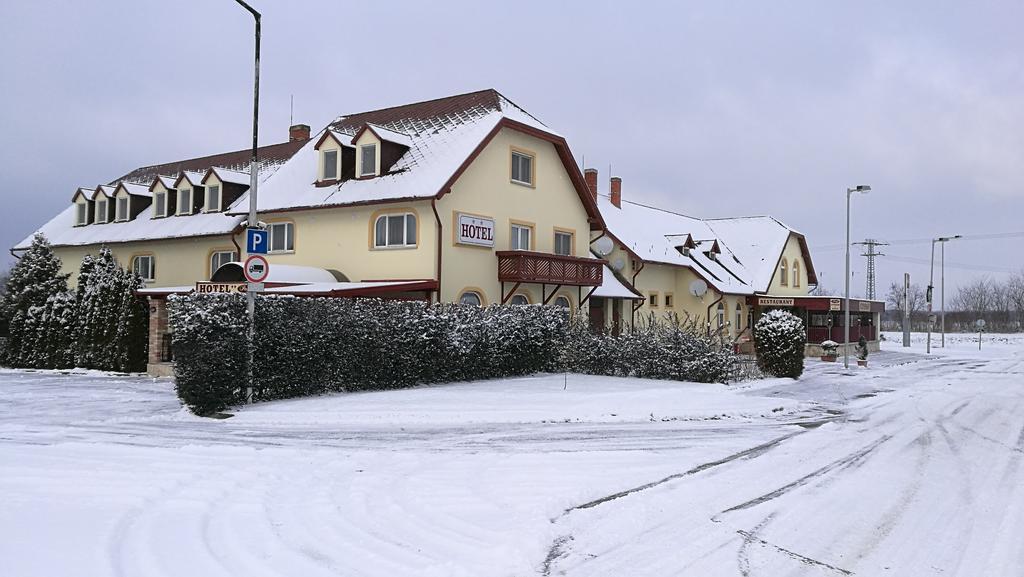 Patyi Etterem Es Hotel Bogote Bagian luar foto