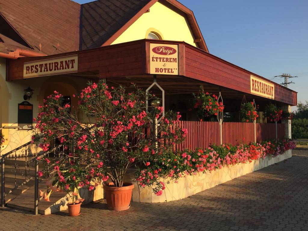 Patyi Etterem Es Hotel Bogote Bagian luar foto