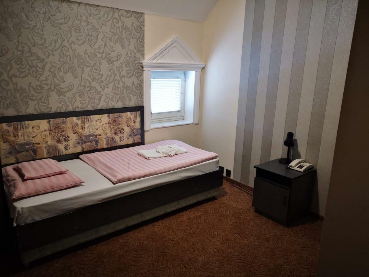 Patyi Etterem Es Hotel Bogote Bagian luar foto