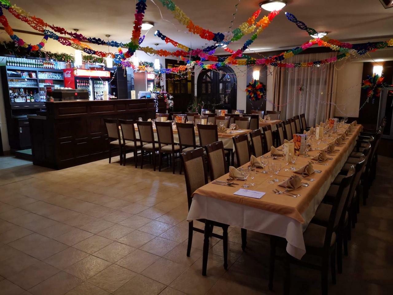 Patyi Etterem Es Hotel Bogote Bagian luar foto