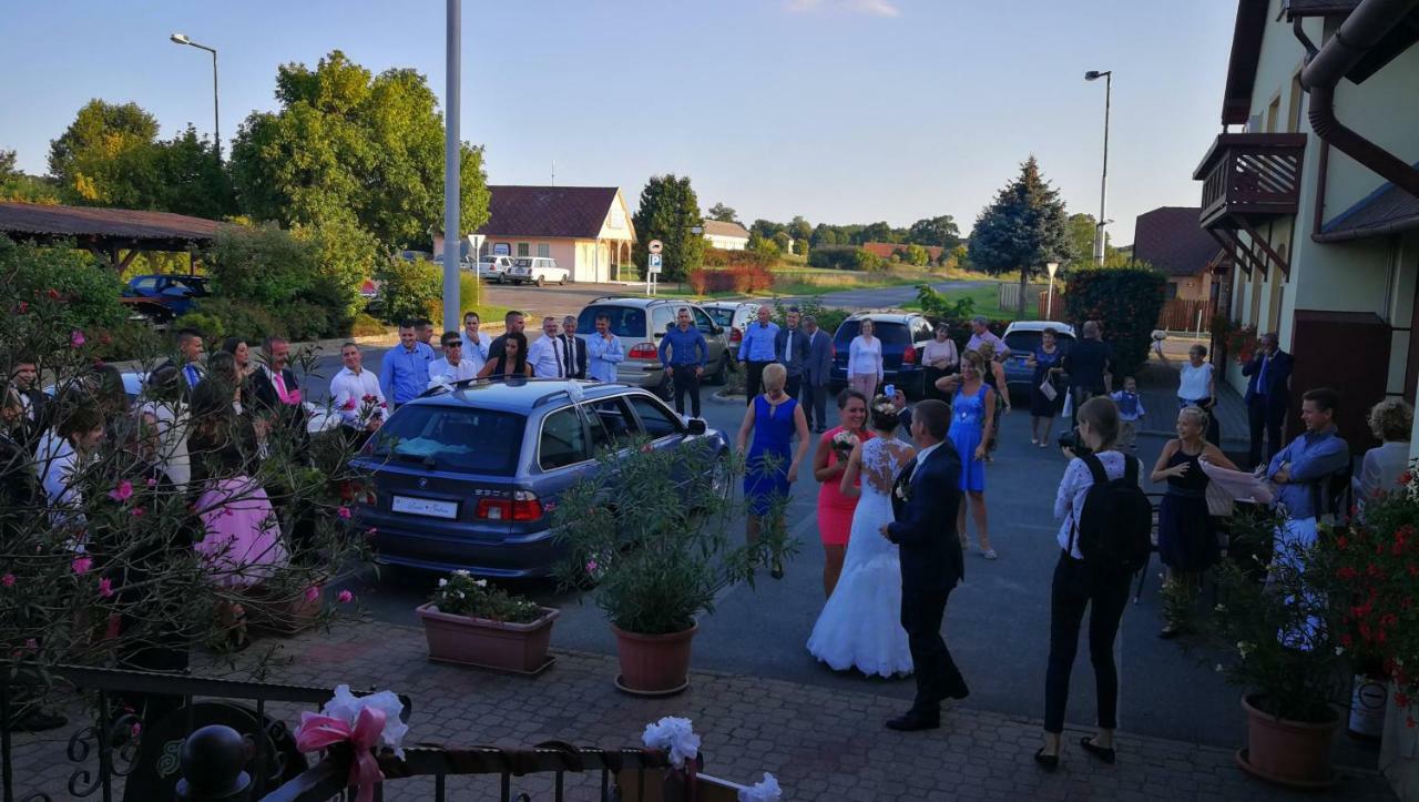 Patyi Etterem Es Hotel Bogote Bagian luar foto