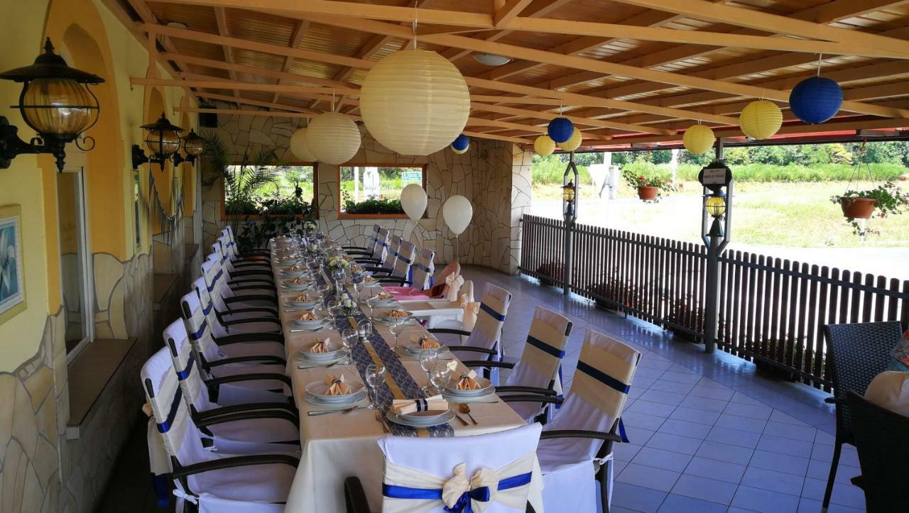 Patyi Etterem Es Hotel Bogote Bagian luar foto