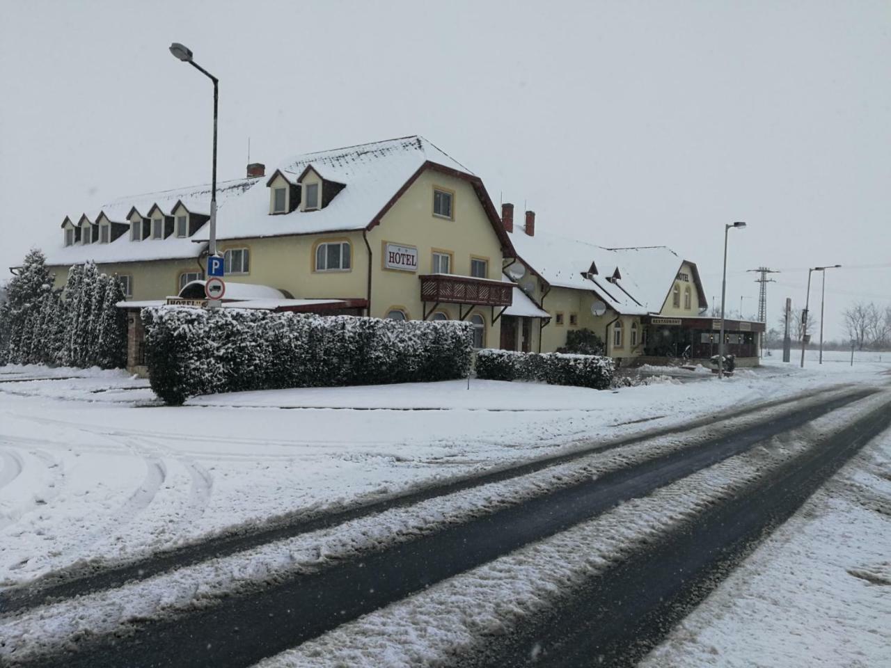 Patyi Etterem Es Hotel Bogote Bagian luar foto