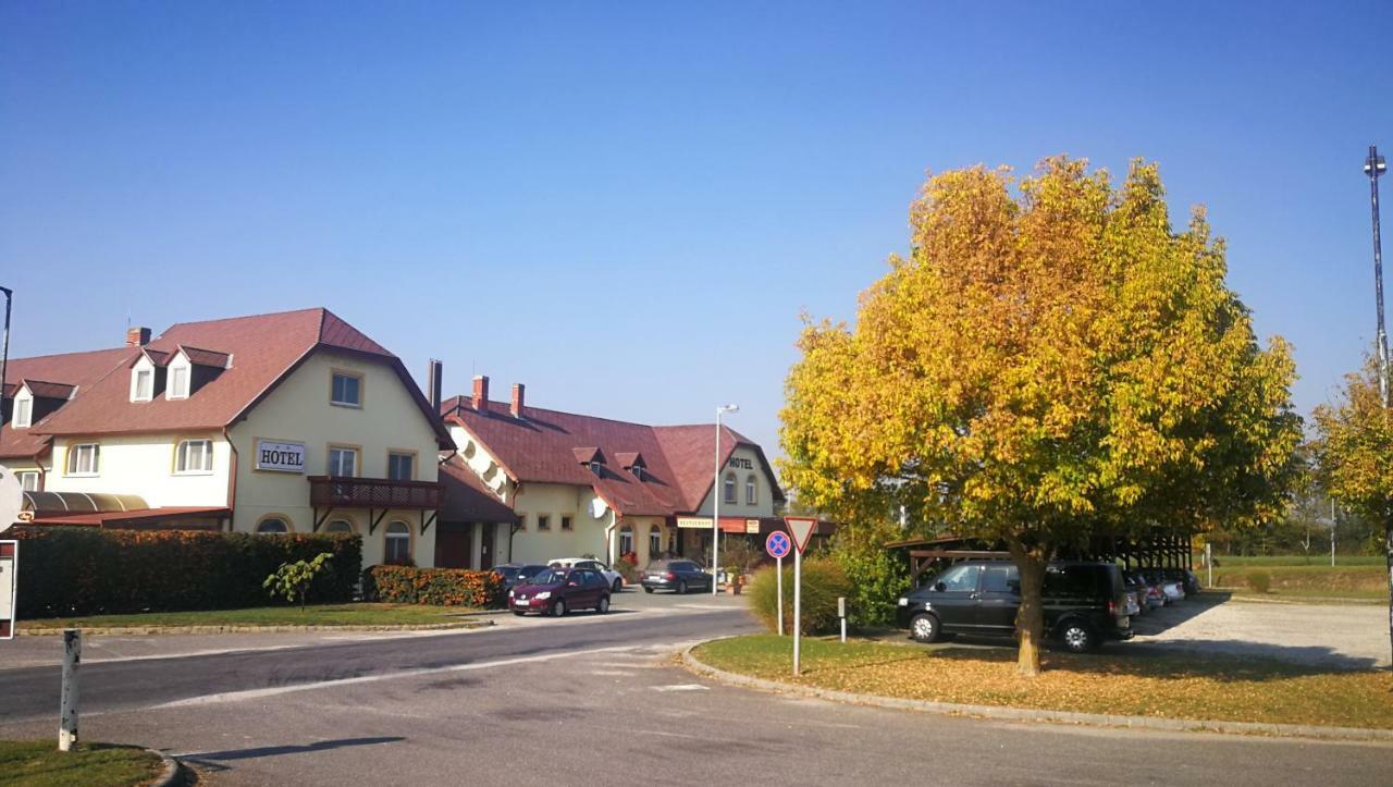 Patyi Etterem Es Hotel Bogote Bagian luar foto
